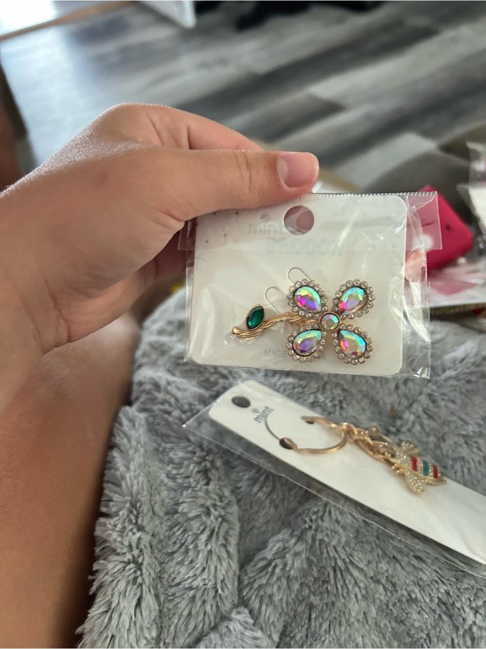4/$50 Gold Tone Iridescent Crystal Flower Brooch - Unbranded